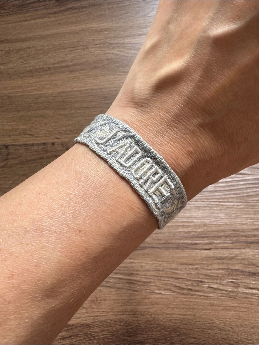 Handwoven 'J'adore' Adjustable Bracelet (Gray and Cream)